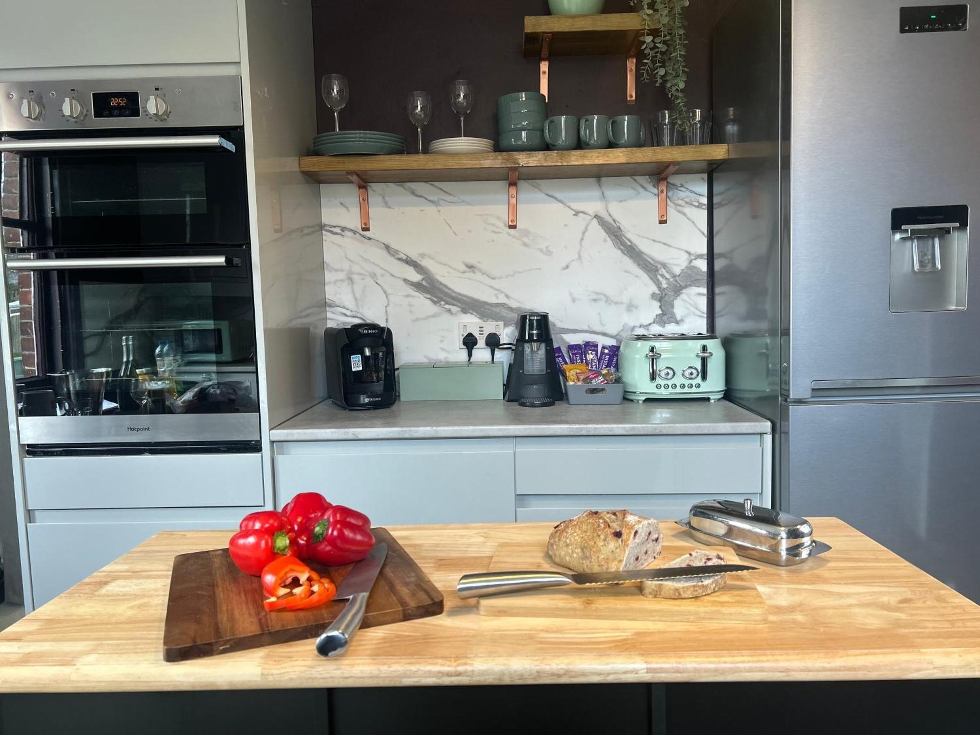 Park View Is A Beautiful Whole Entire House Close To Town Centre, Sleeps 8 In 4 Rooms, 2 Doubles And 4 Single Beds With 2 Shower Rooms, Available For Holidays, Insurance Stays, Trades People, Contractors, Pets Welcome Уисбийч Екстериор снимка