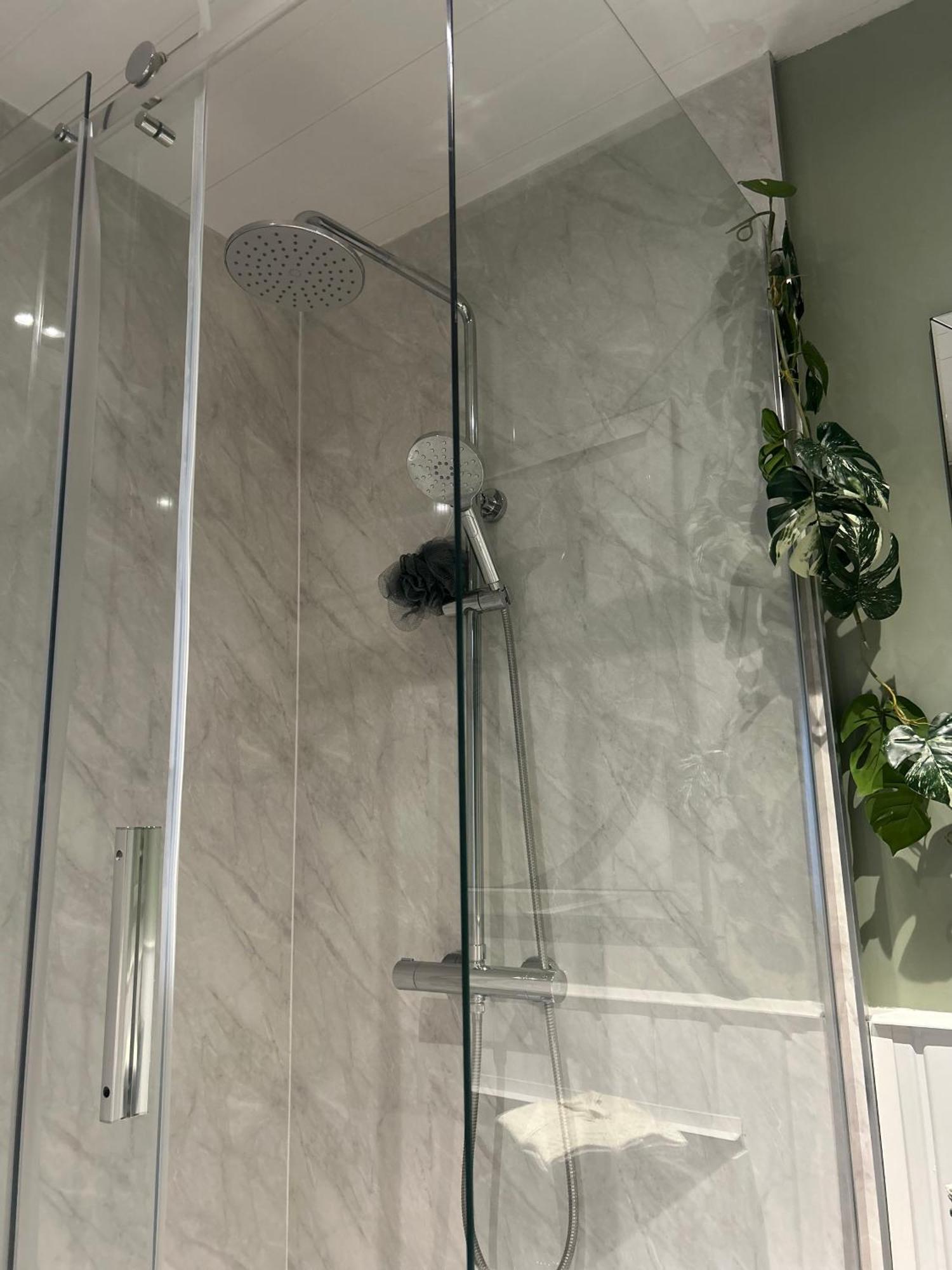 Park View Is A Beautiful Whole Entire House Close To Town Centre, Sleeps 8 In 4 Rooms, 2 Doubles And 4 Single Beds With 2 Shower Rooms, Available For Holidays, Insurance Stays, Trades People, Contractors, Pets Welcome Уисбийч Екстериор снимка